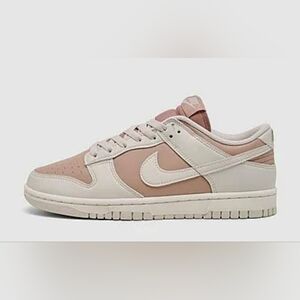 Nike Women's Size 12, Mens 10.5 Low-Top Sneaker in Blush and White